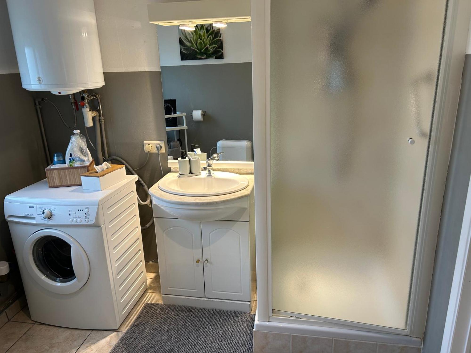 Chic Bien Situe Apartamento Mons